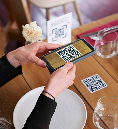 Client scannant un QR code